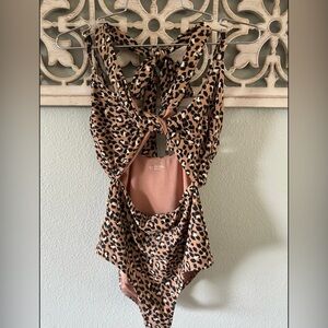 *AERIE* LEOPARD PRINT TWIST FRONT ONE PIECE SWIMSUIT*